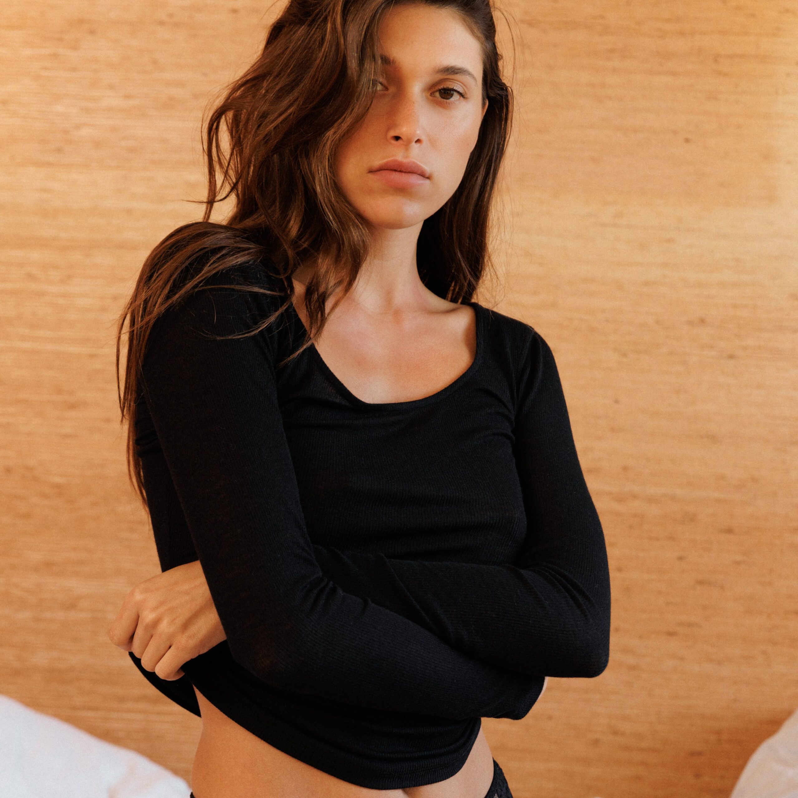 découvrez le t-shirt manches longues noir just launch um’, alliant confort et style pour un look moderne et décontracté.